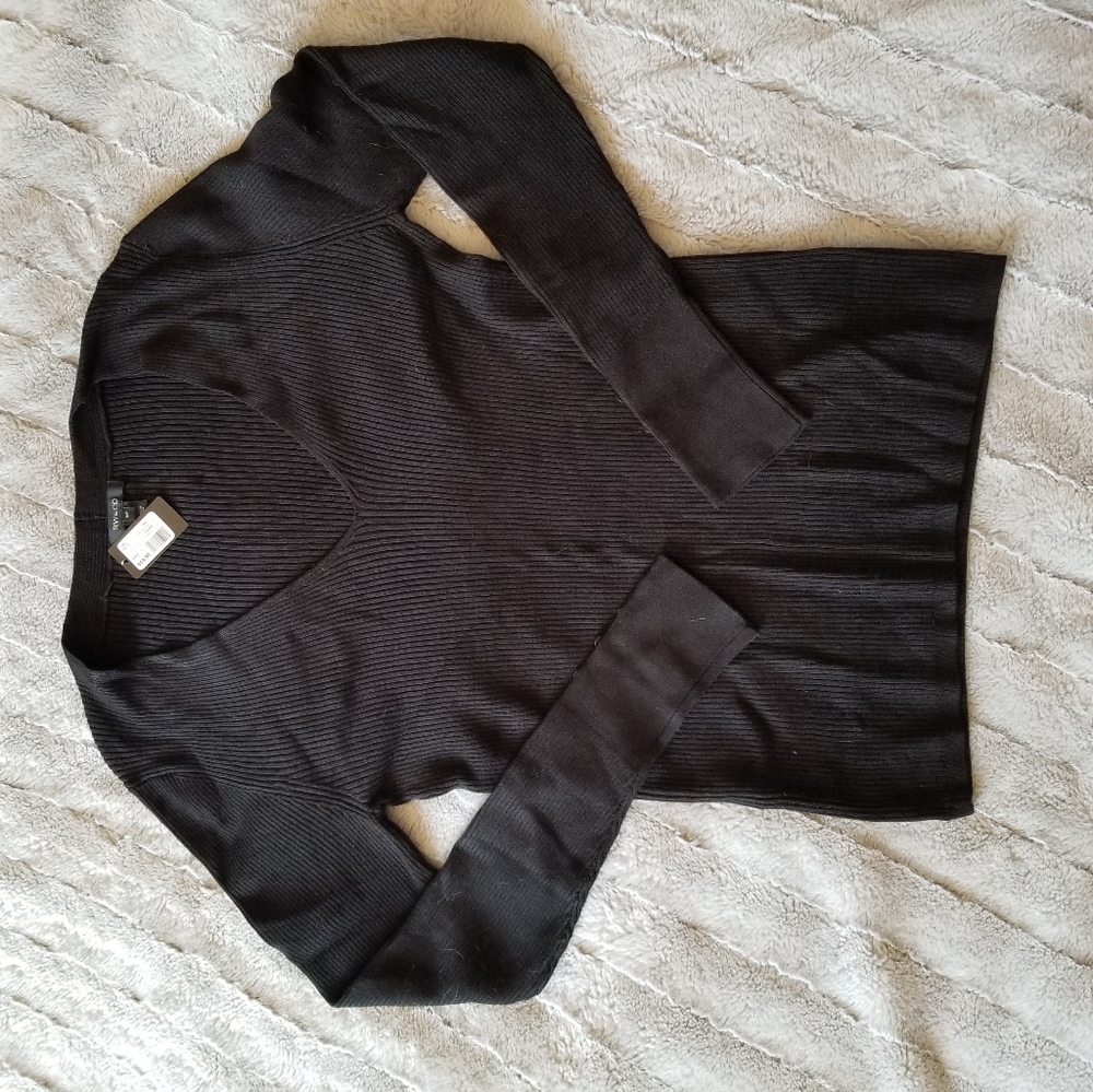 2/35$ Bodycon deep V Rw&co sweater, NWT